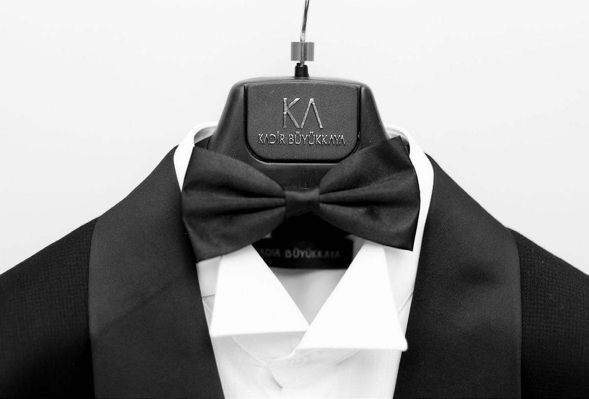 Costume du marié sur son cintre, en noir et blanc