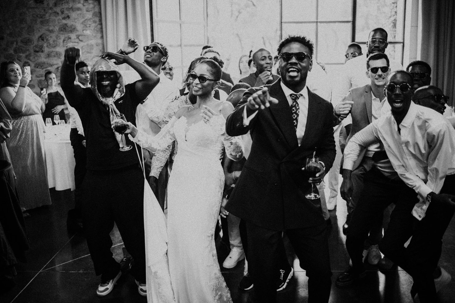 Les invités sur la piste de danse, en noir et blanc