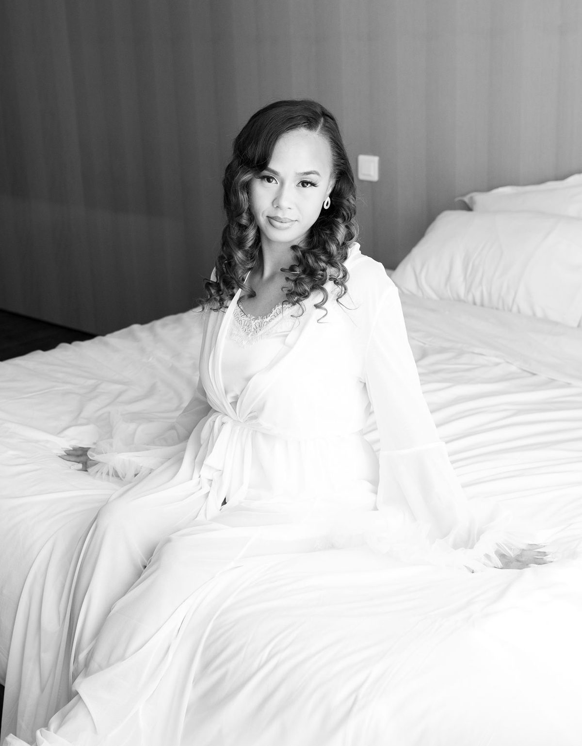 Préparatifs de la mariée, en noir et blanc